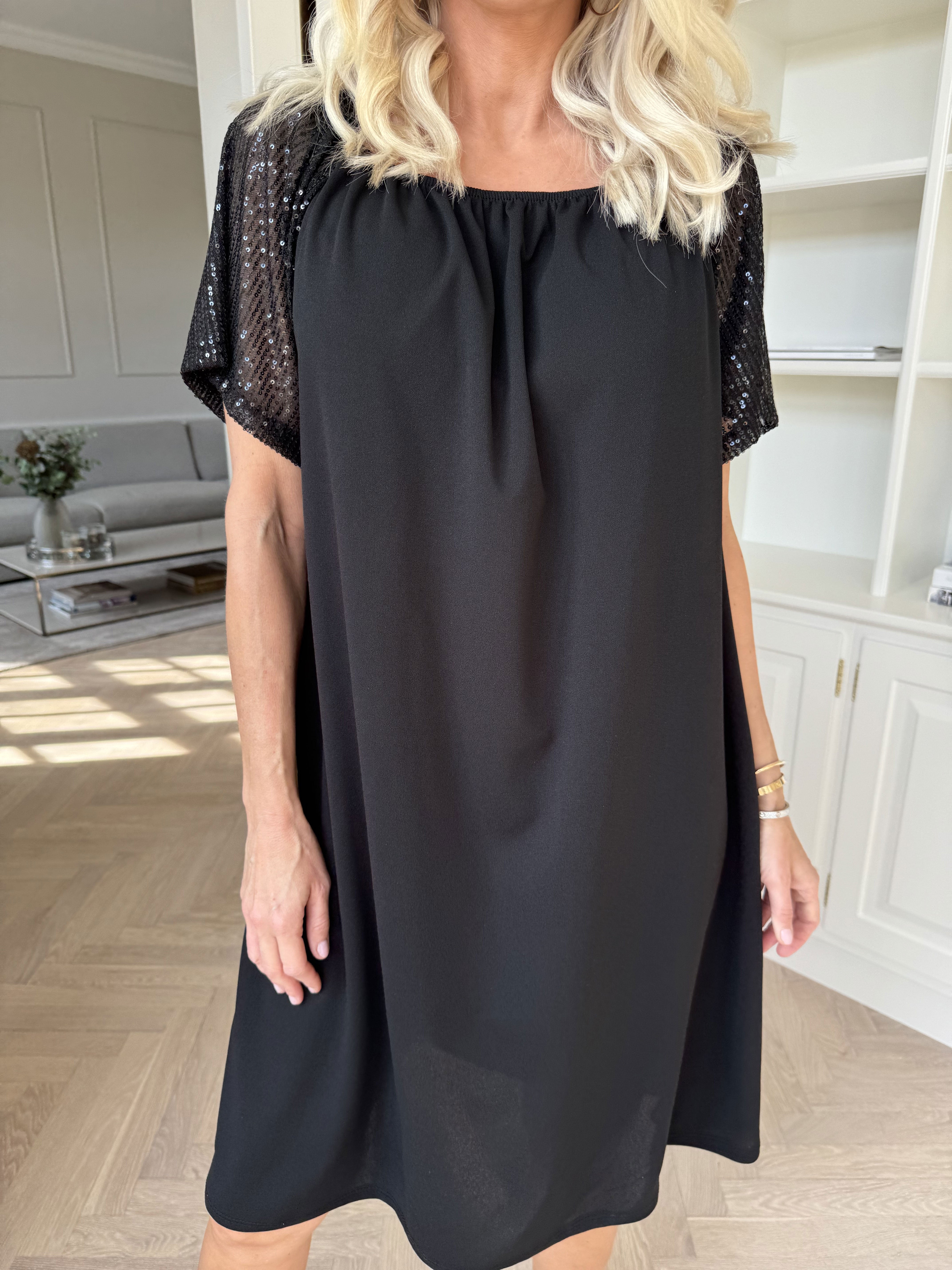 Kim - Sød elastisk kjole med pailletærmer